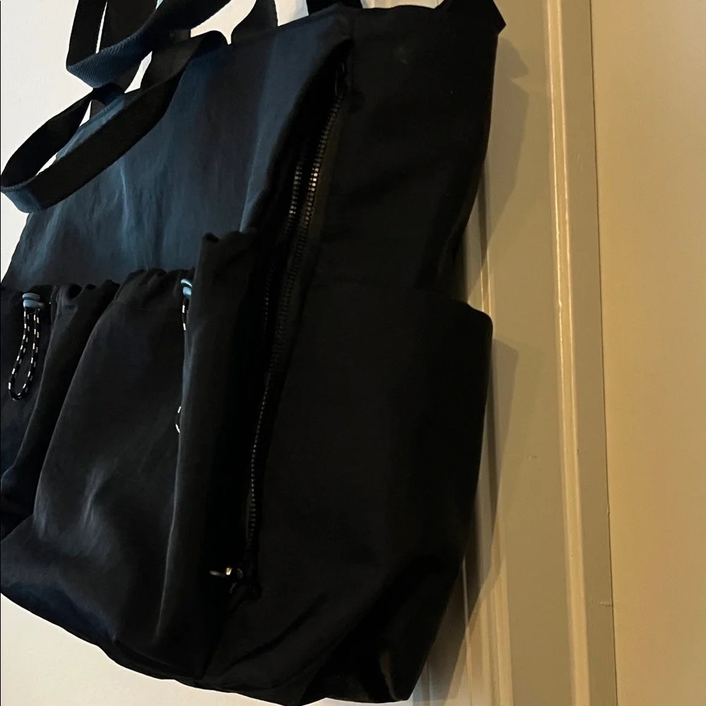 BEIS The Sport Carryall in Black - Picture 4 of 9